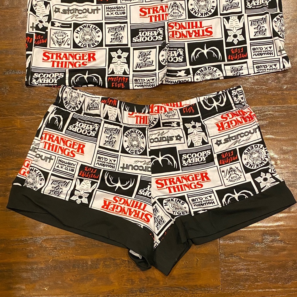NWT Netflix Stranger Things Women's Printed Notched Top & Shorts PJ Set Size S - Picture 3 of 10